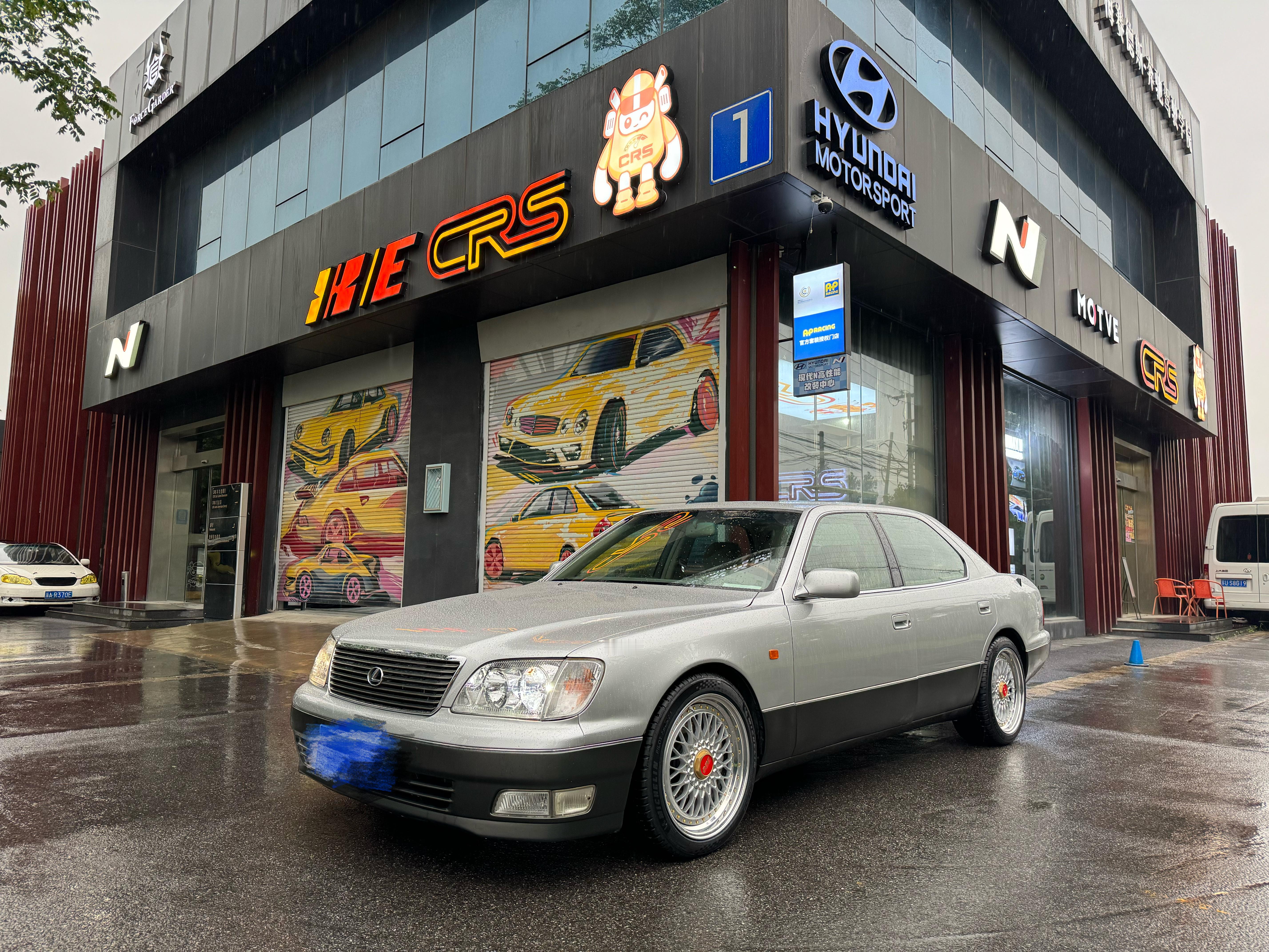 从教主那儿定的两片式锻造轮毂，在上海小眼睛CRS改装店白嫖的工时，从米其林买的P