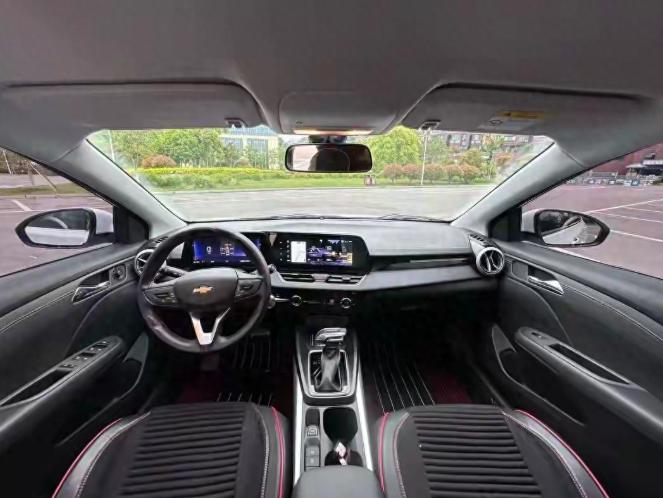 一个月，1台车。整个中国，就一个人买了雪佛兰科鲁泽。
真正让科鲁泽感受到压力的，