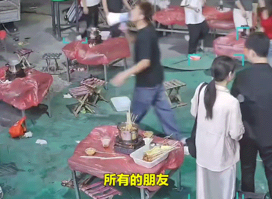 山东菏泽，一露天夜宵摊，客人们正有说有笑的在摊位吃着火锅聊着天，不料天有不测风云