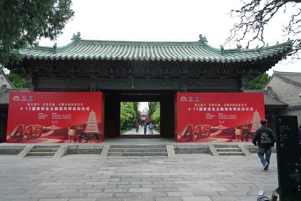 美学
 
核心定义：研究美、审美、艺术的本质与规律的哲学分支，探讨“美是什么”“
