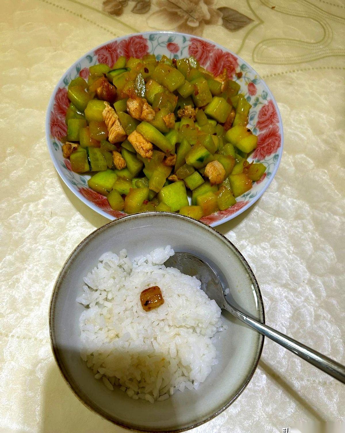 47岁，失业两年，一天只花10块钱。
你别以为是吃糠咽菜，人家中午还有个炒肉丝。