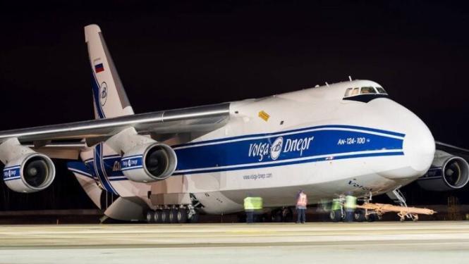 一架巨型运输机突然降落在伊朗机场，刚落地就被革命卫队持枪围得水泄不通，重型货车忙