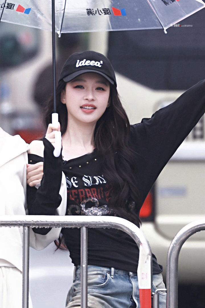 孙怡在江语晨范玮琪背后比耶乘风2026 孙怡躲在后面比耶的时候，大概以为自己不会