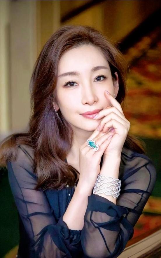 秦海璐说：“我觉得我妈特可怜，她特别胖，消化也不好。大连东北那边儿流行搓澡，搓澡
