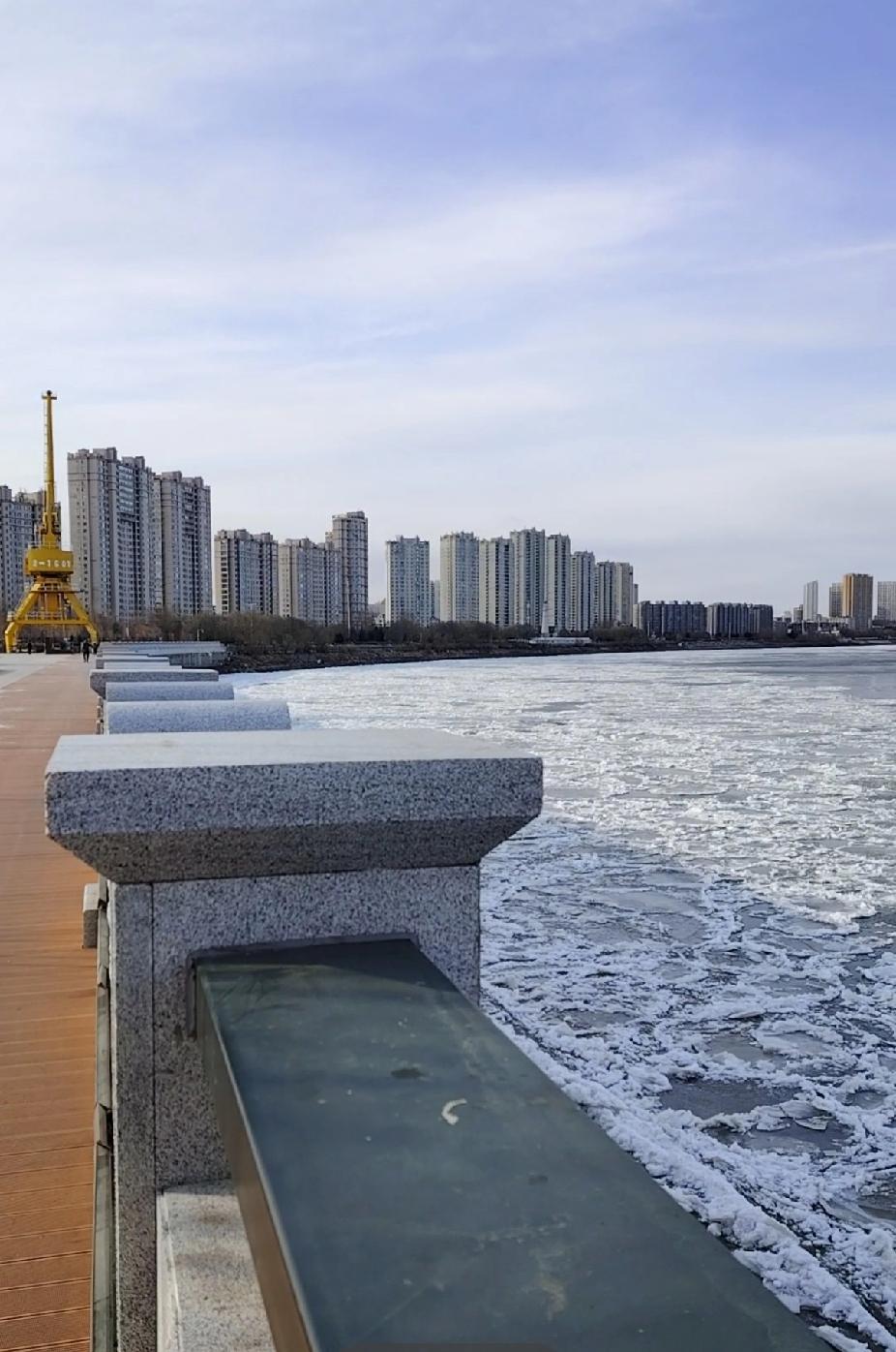 松花江佳木斯段正处于流凌期，还未全面封江。封江后，承载着东北地区独特的生活方式和