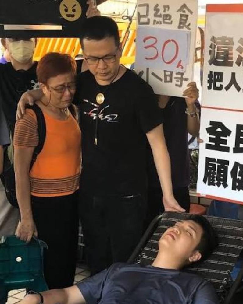 国民党4人发起为期一周的绝食静坐，抗议台当局处理“毒油”事件失能。台北市议员杨植