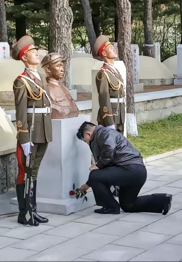 金正恩单膝跪地祭扫毛岸英墓 
背后信号不一般。

朝鲜最高领导人金正恩做了一个动