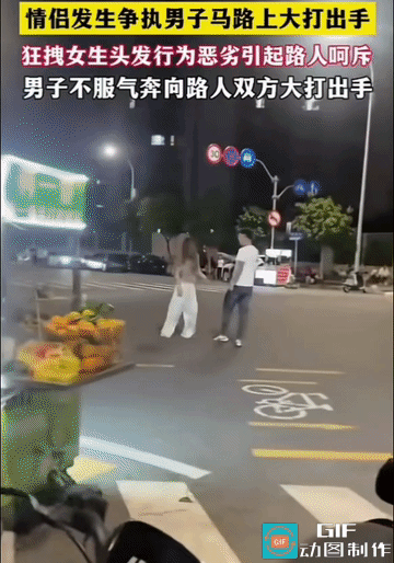 湖北某地街头，一名男子在大庭广众之下对女友施暴，粗暴地拖拽她的头发，拳脚相加。路