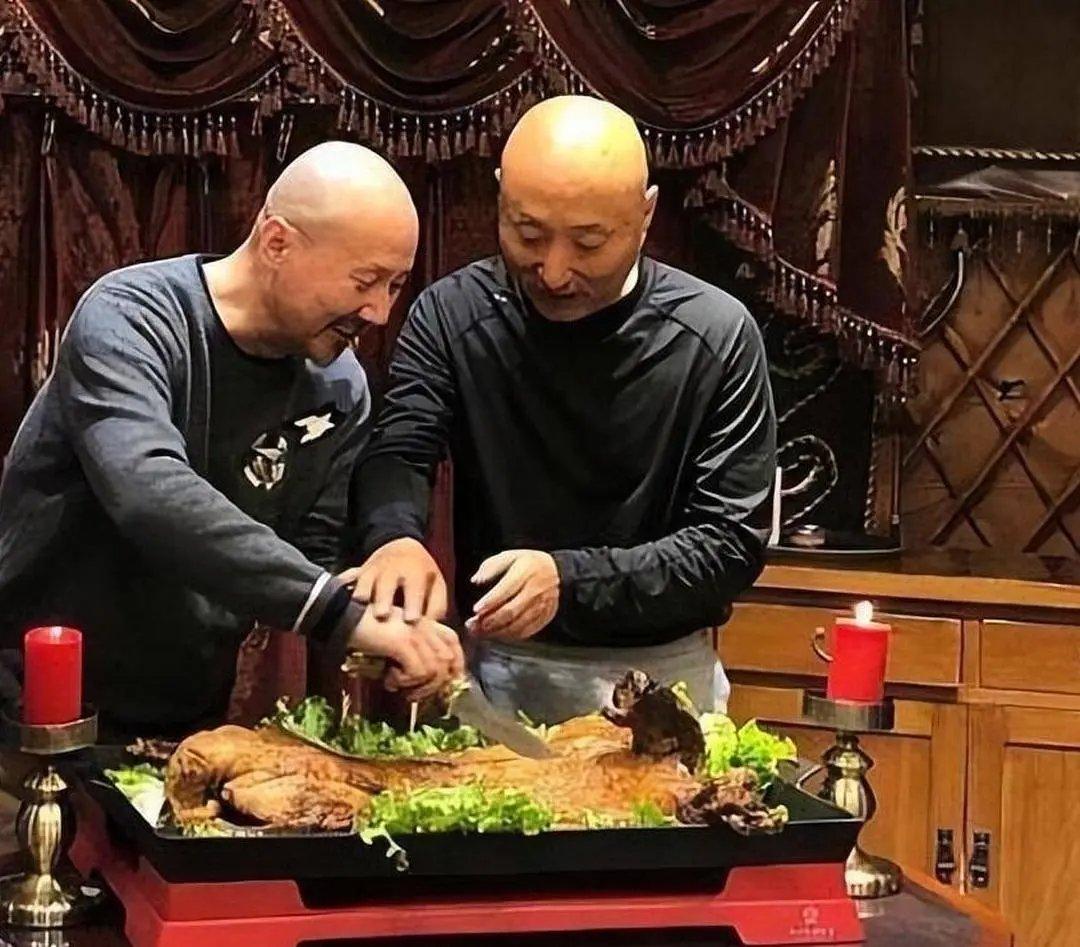 这两个正准备吃烤全羊的“光头强”，是兄弟俩还是一个人？

他们一人一个大光头，长