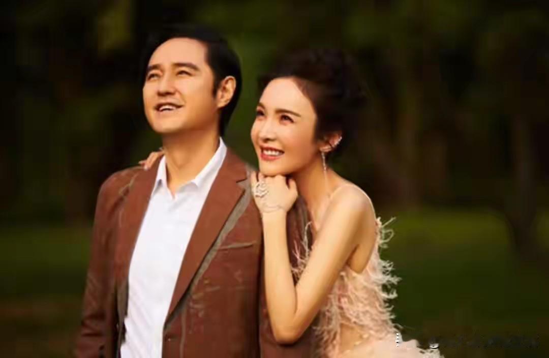 原来冯雷早结婚生子了。
演员何昊阳分享了和冯雷的婚纱照，确认两人的夫妻身份，同时