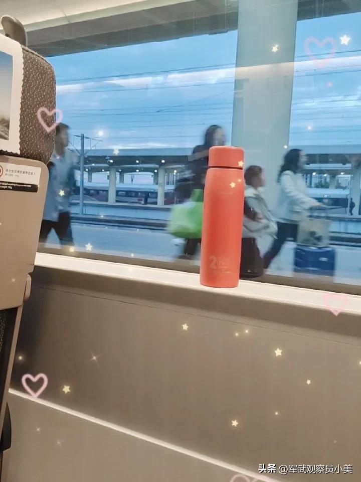 清晨推开窗，寒气裹着霜花扑面而来，玻璃上凝着一层薄薄的冰花，像大自然勾勒的小画。