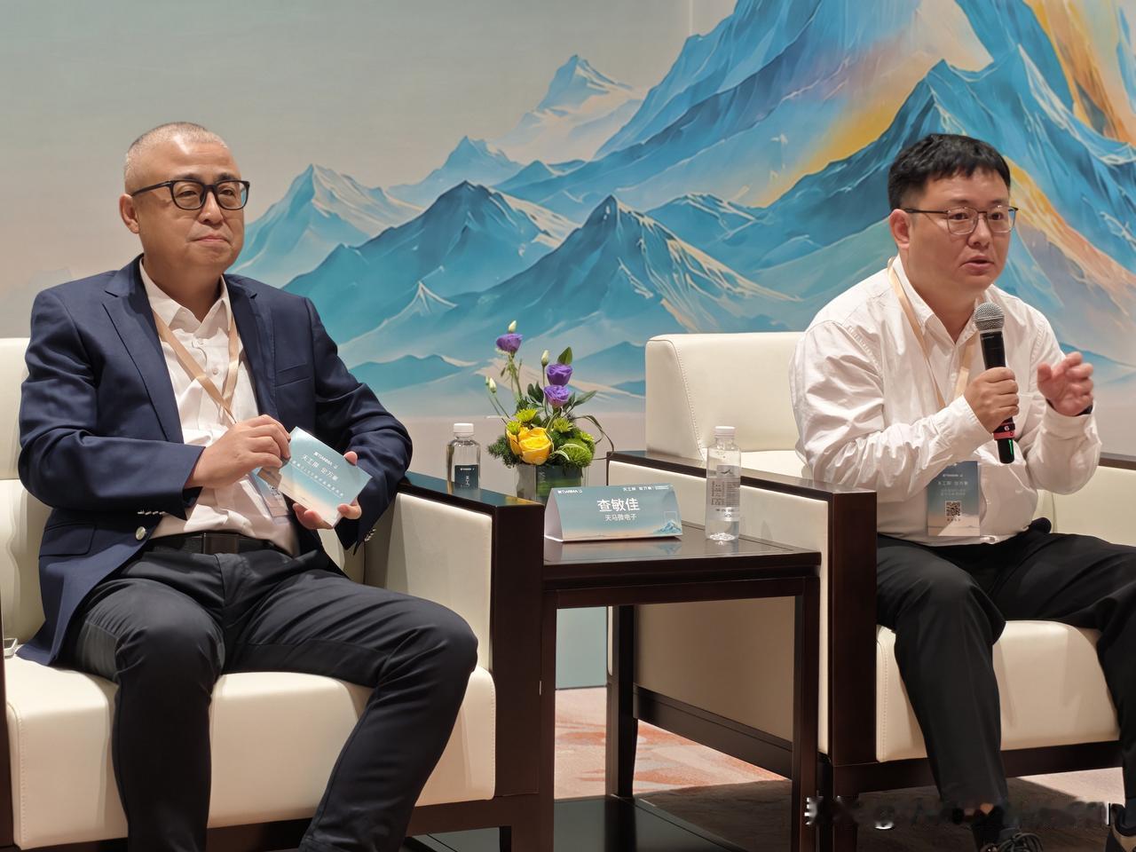 正在进行的天马天工屏 2.0 发布会后群访上透露，大家很快就能见到搭载天马 2K