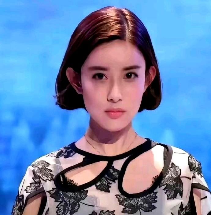 怪不得都说孟子义和王鹤棣同框，每一帧都像小说封面。

她一袭红裙，眼神流转，他一