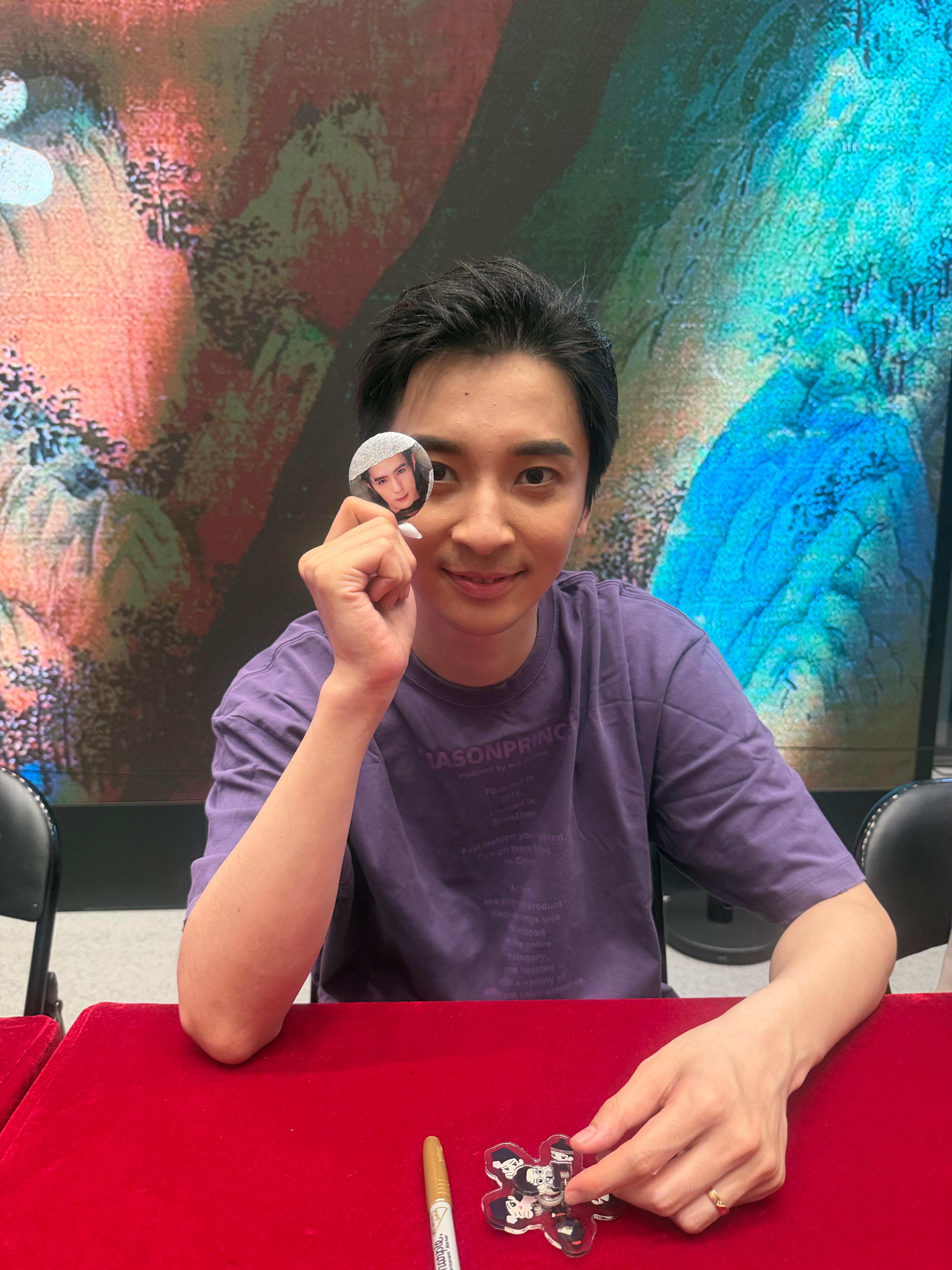 存一个很萌的俩人“哥，这是个撕拉吧唧，顺着这里撕开就可以了”边撕边看着自己照片眼