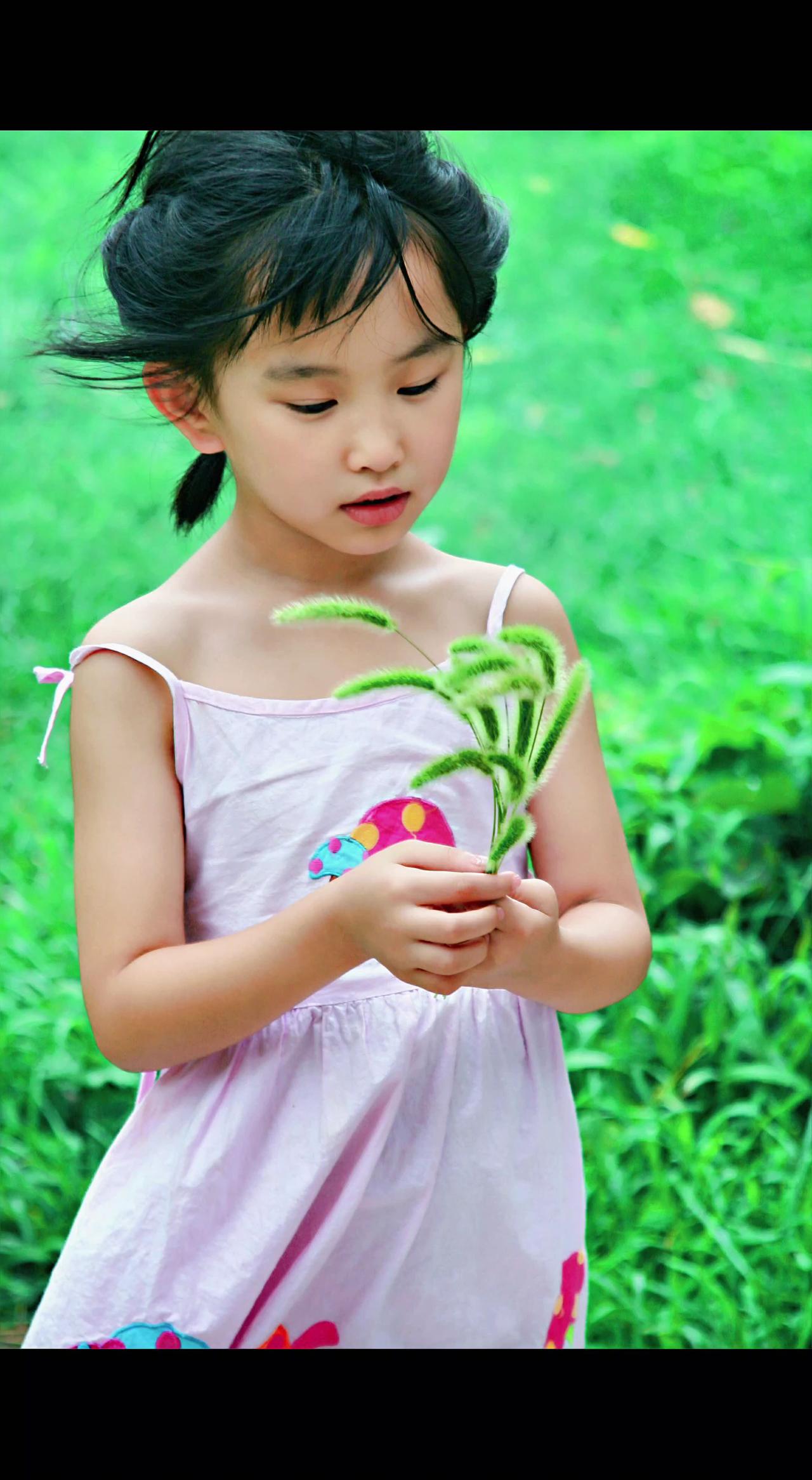 🌿风把夏天吹进她手心，嫩草尖儿在跳舞💃。孩子总能轻易抓住时光的尾巴～