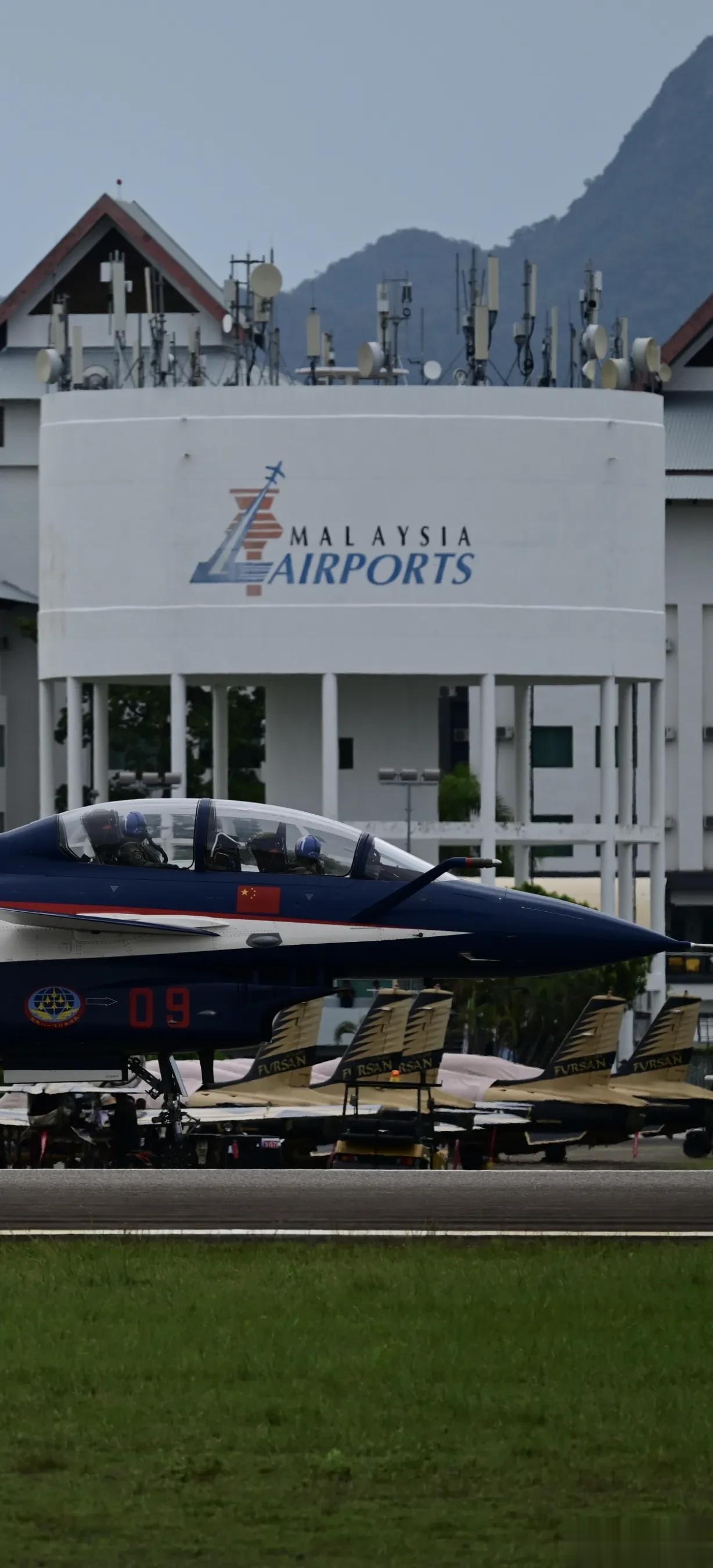 惊喜超长焦镜头，图2是加拿大空军的CP140反潜机降落兰卡威机场，它们在机舱里的