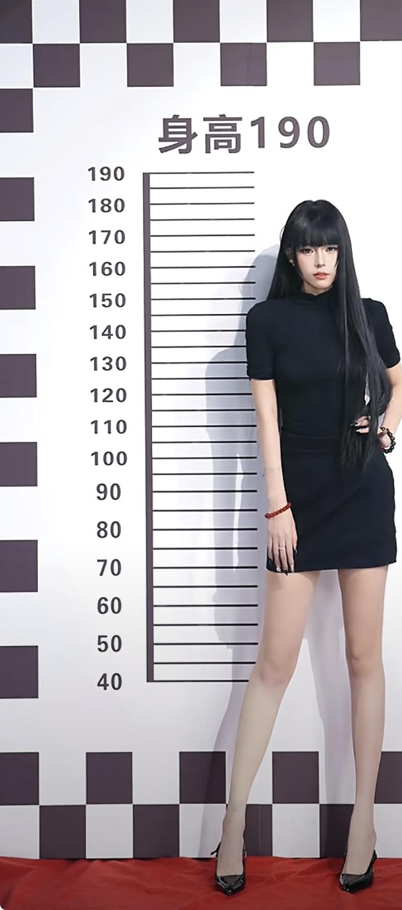 身高190cm的时尚黑裙女神，气场全开！💃🏻✨