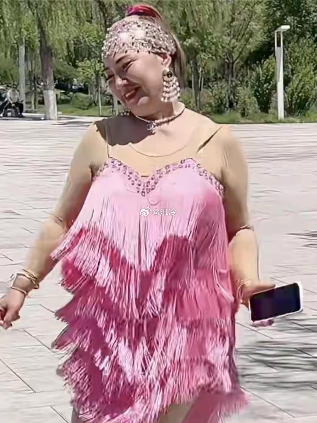 公园里自娱自乐的大妈… 