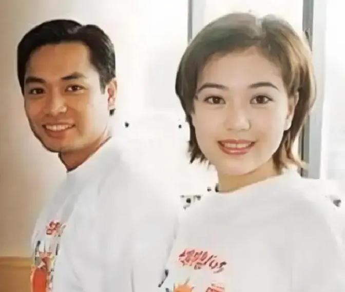 27年前，她看走眼，错过了郭晋安。
一个世纪的轮回，命运的齿轮，咔嚓作响。
他没