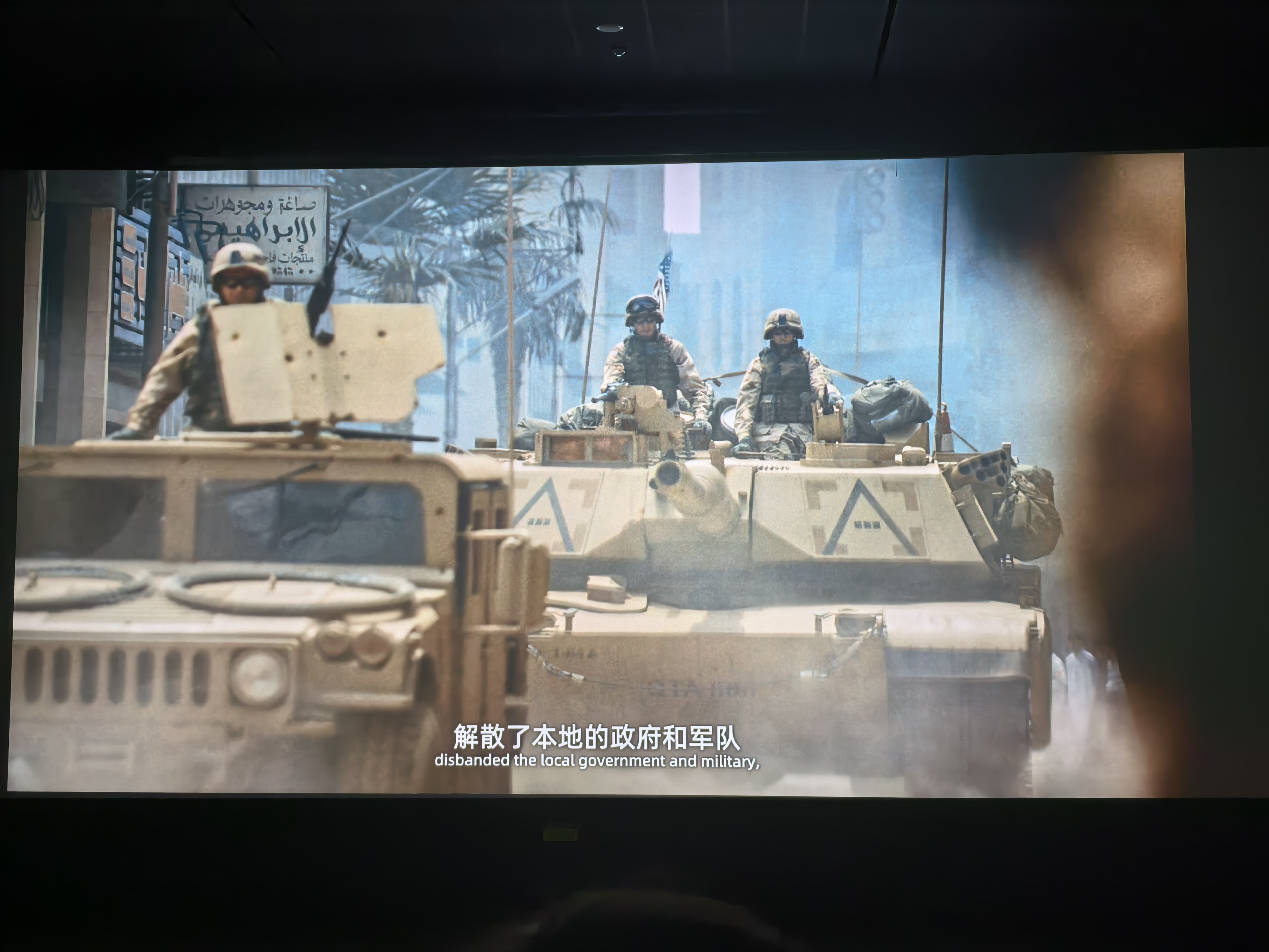 不过最后说一件事吧中国老百姓心里是有秤的，导演的留白手法是很高端的，越了解中东的