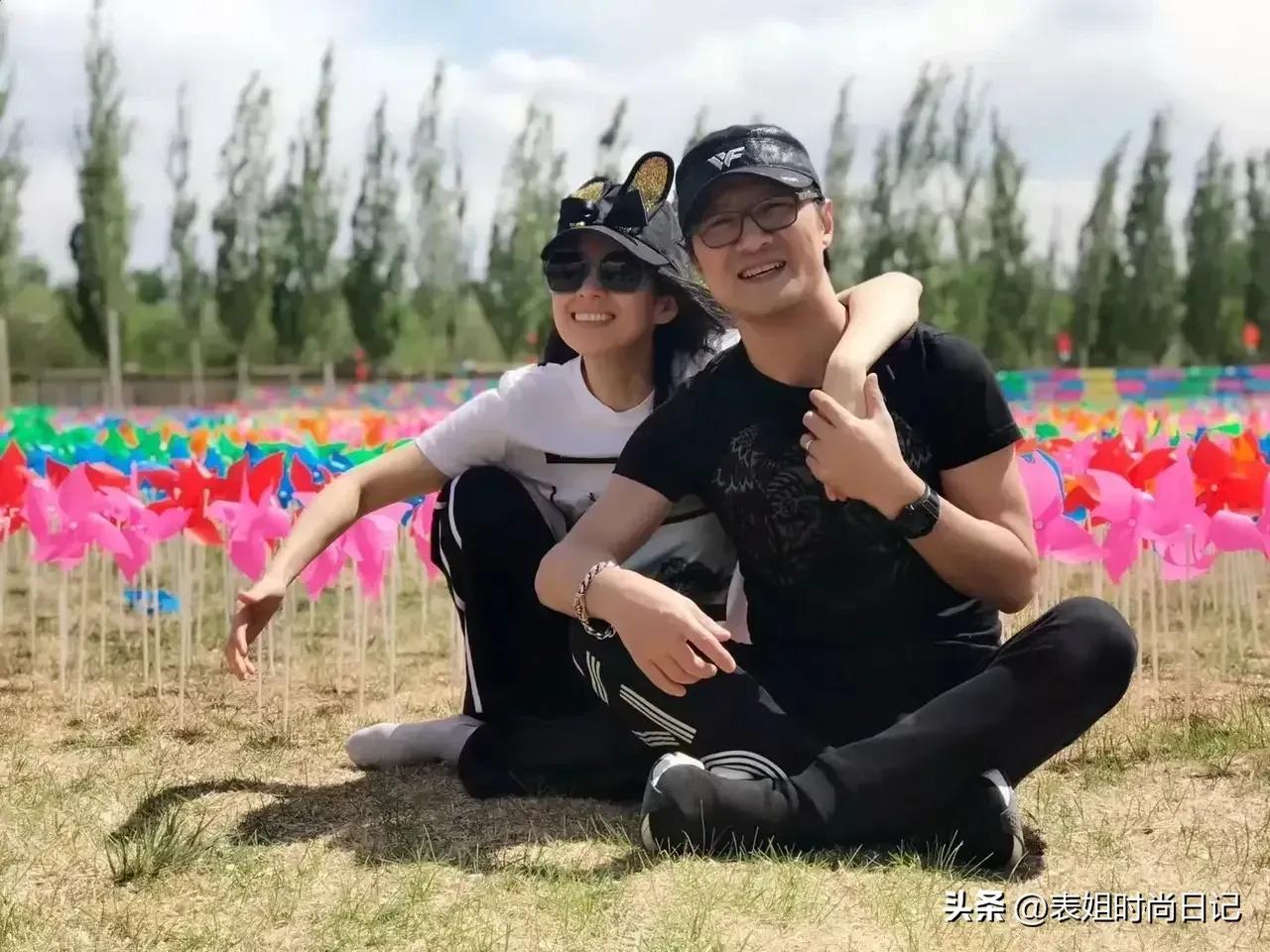 章子怡，汪峰昔日在户外约会！夫妻坐在草坪上，紧搂着在一起，甜蜜又腻歪！曾经的恩爱