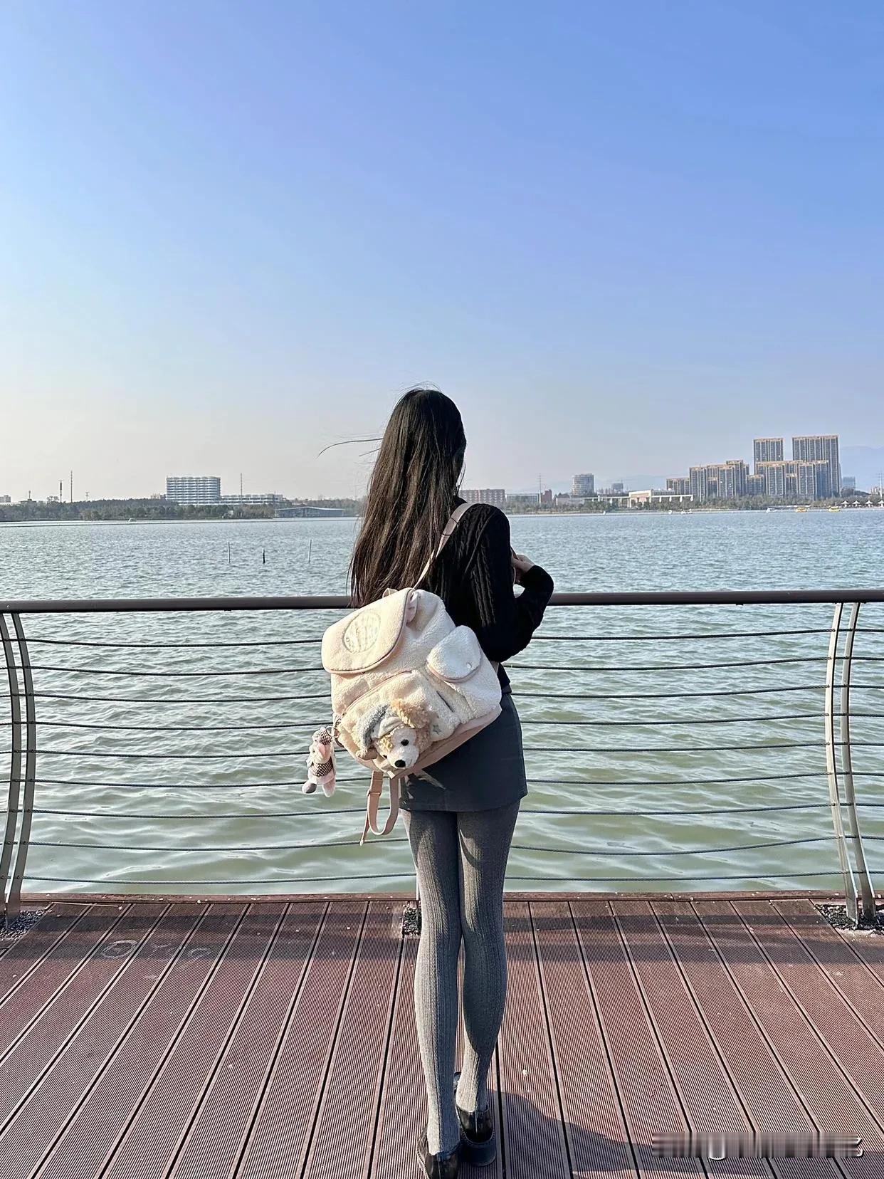 在湖边耍