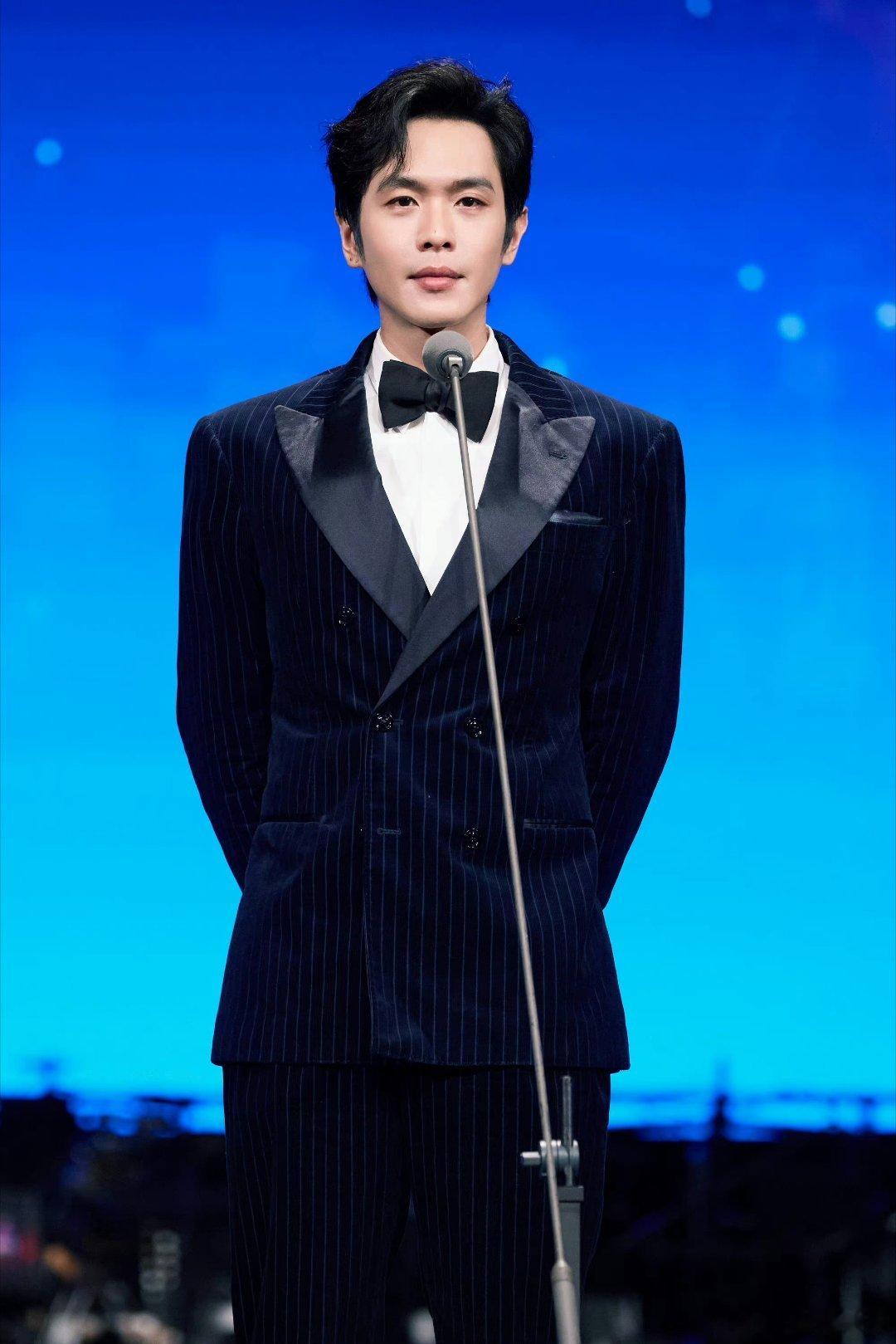 张若昀怎么总是习惯背着手一副老干部的样子 ​​​