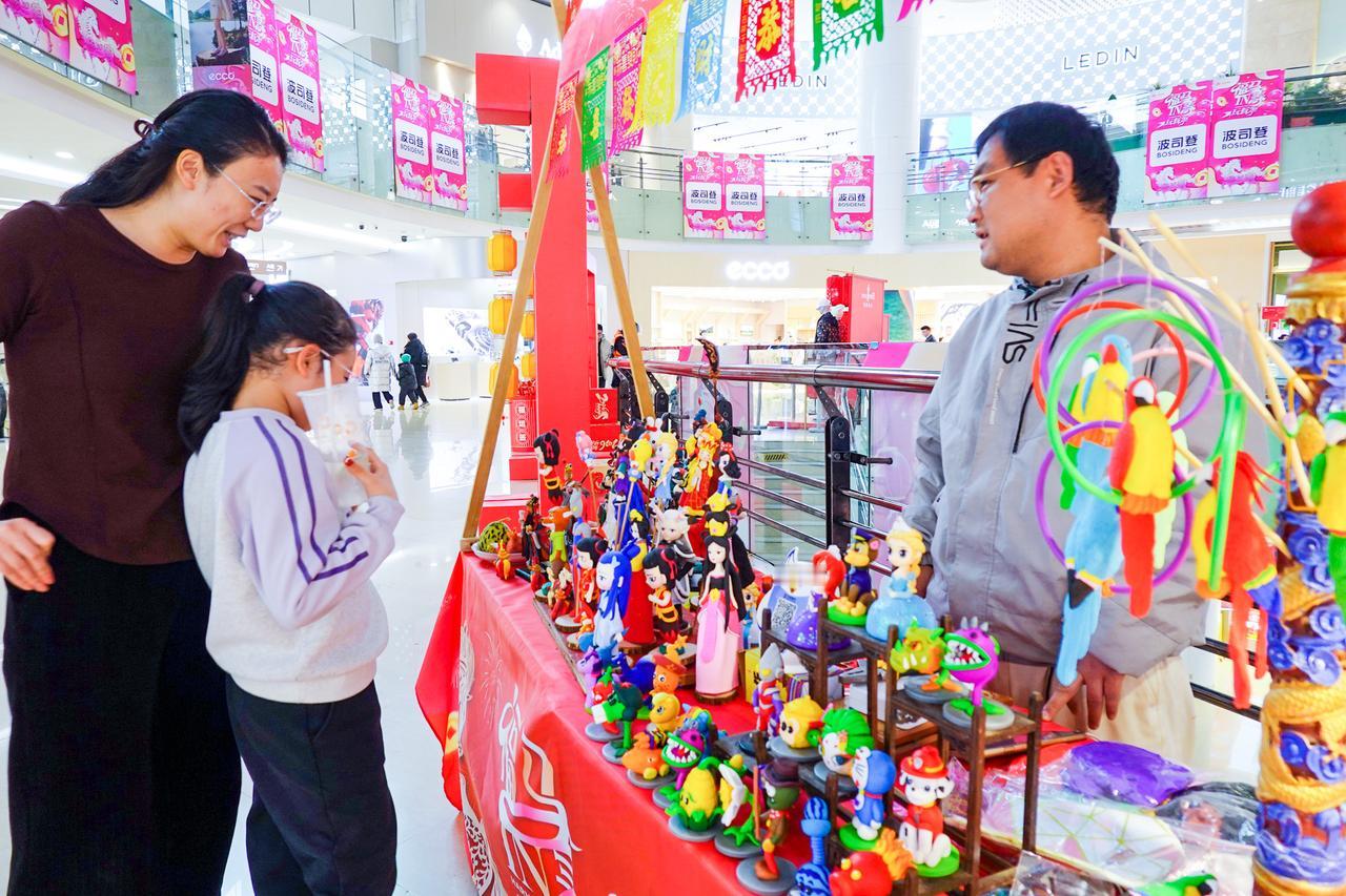 2月16日，农历腊月廿九，济南多家商场张灯结彩，一场场以非遗为主题的民俗市集热闹