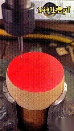 刚刷到这个视频，第一眼，哇，牛逼。
再看一眼，不对劲儿了。
这机器走的每一刀，都