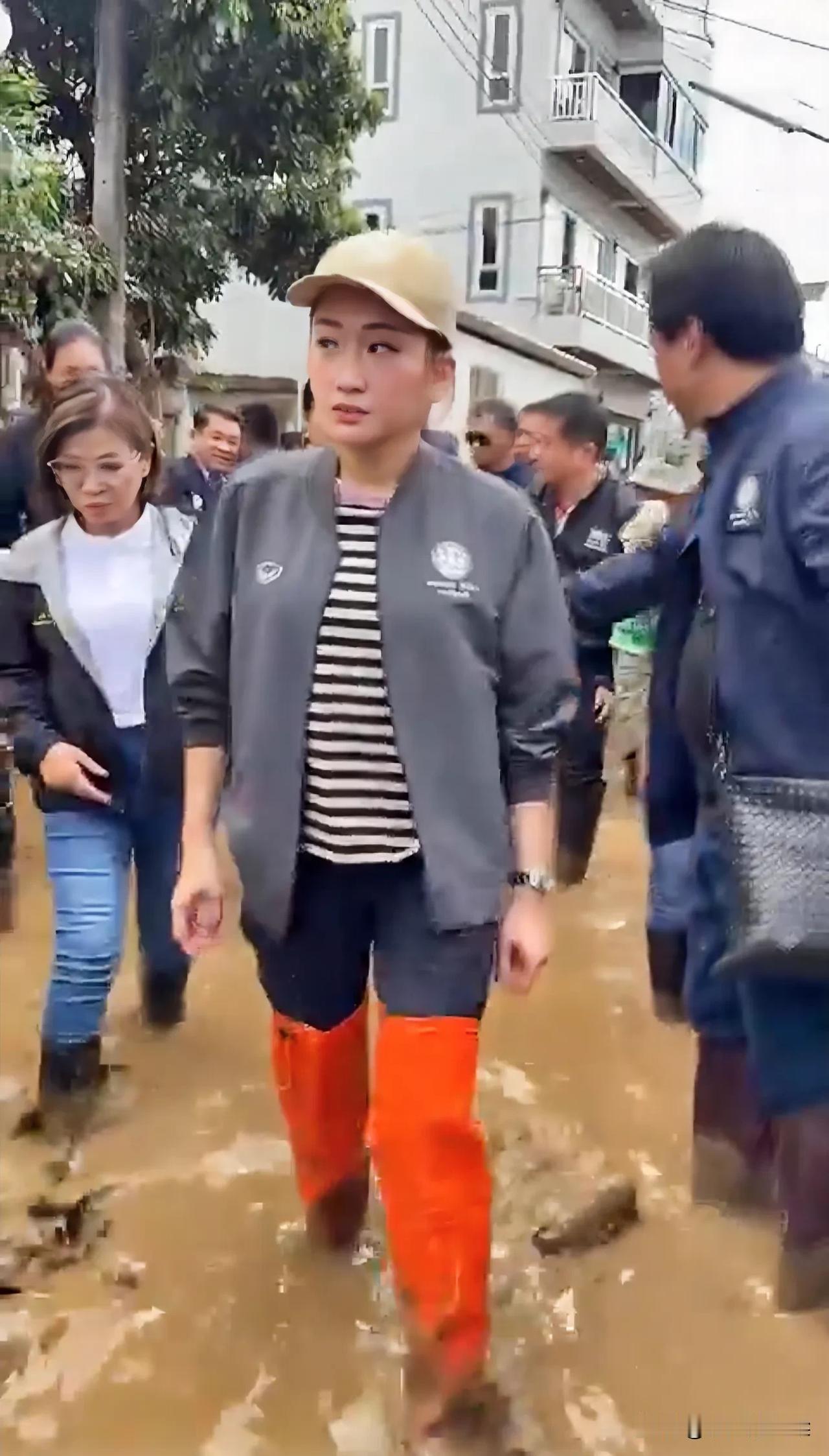 佩通坦视察灾区，看上去像个害羞的小姑娘。