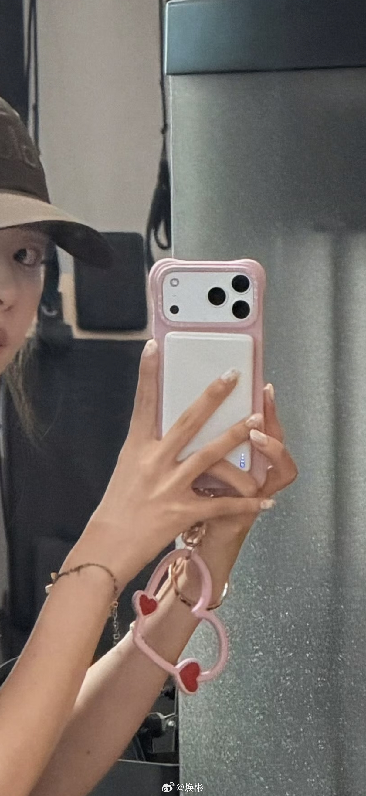 富人新标识：iPhone戴casetify手机壳。 