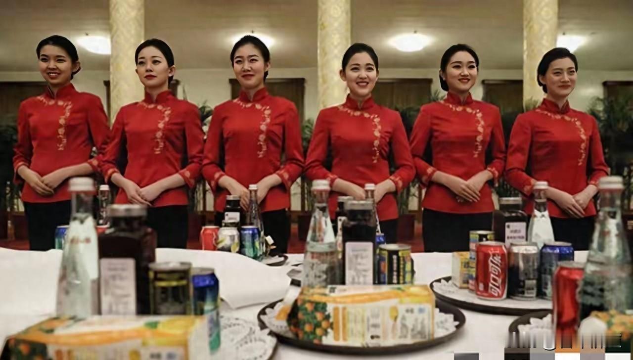 红衣姑娘刷屏全网，马斯克在拍政要她却成了焦点，这到底算谁的服务现场？
那天国宴直