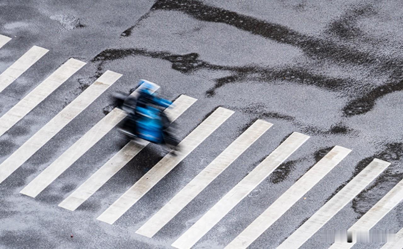 快递员春节不回家，红包发了三千万却没人来，到底卡在哪儿了？
，
今年春节，快递和