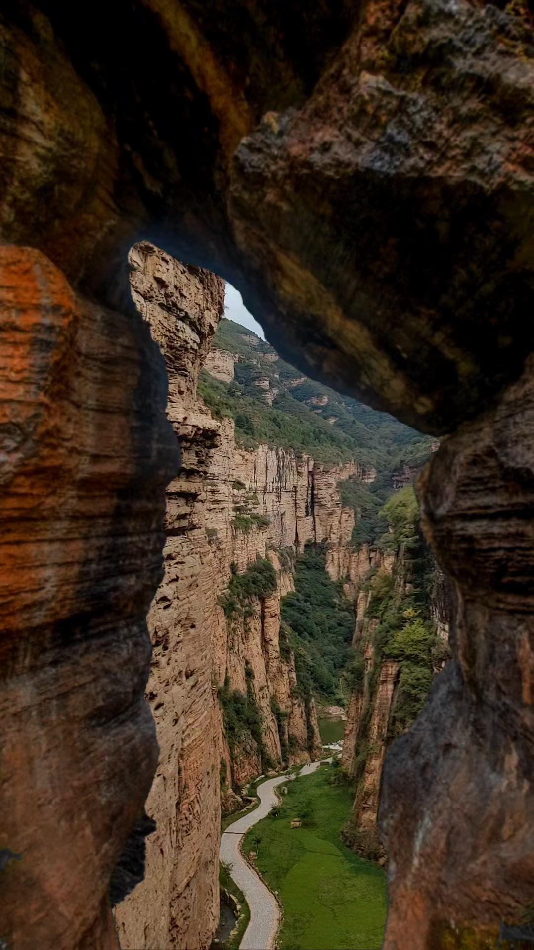🌍黄崖顶的红岩绝壁如骨架般矗立，山腹中的兵工厂旧址静静诉说着往昔的坚守。站在崖