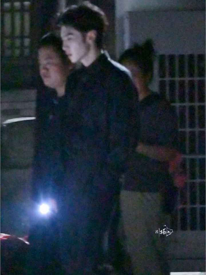 陈哲远你想帅出怎样的人生….光线再暗也掩盖不住清晰的帅陈哲远越夜越美丽