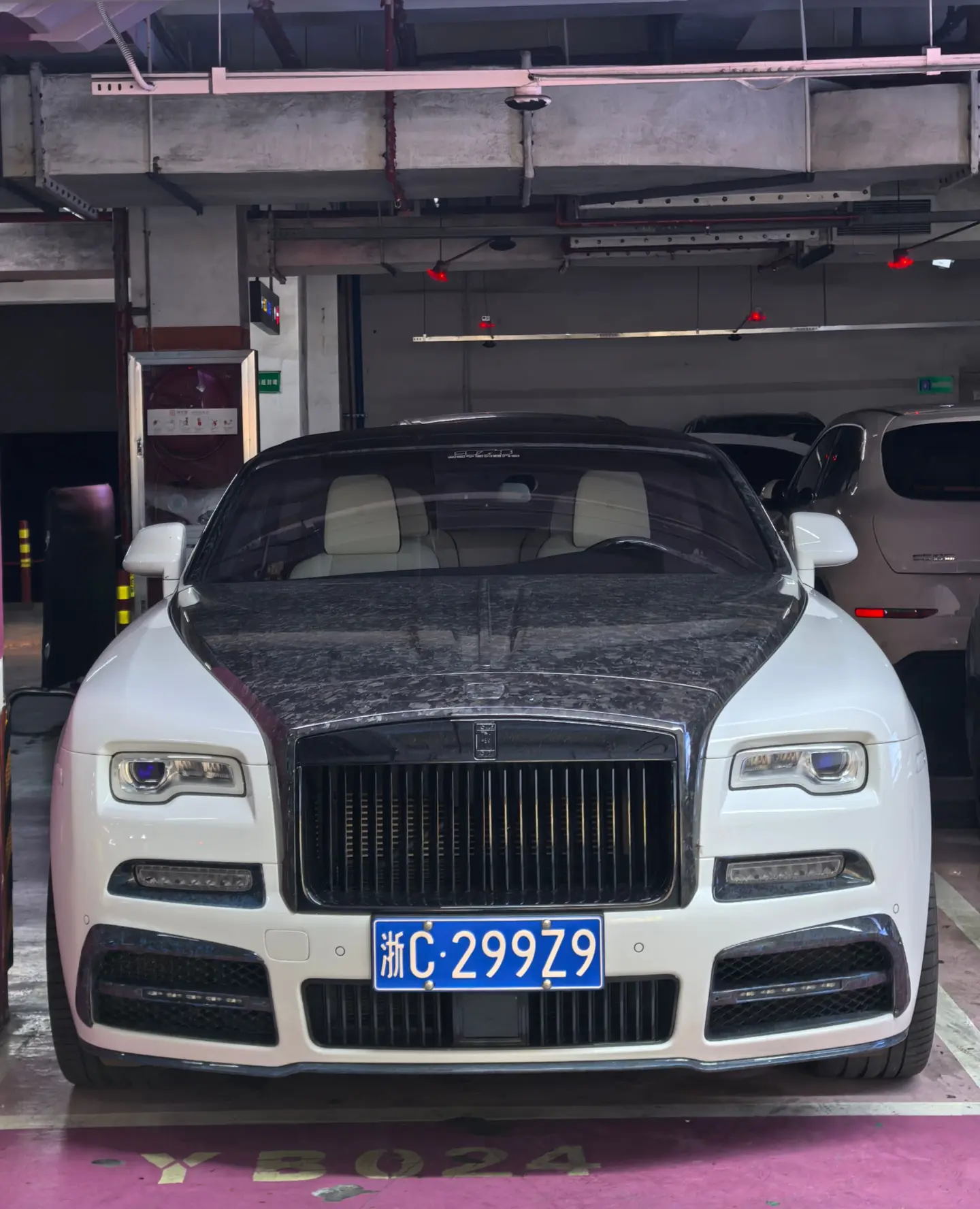 地库惊现一台迈莎锐劳斯莱斯曜影 放在全国也没几台吧