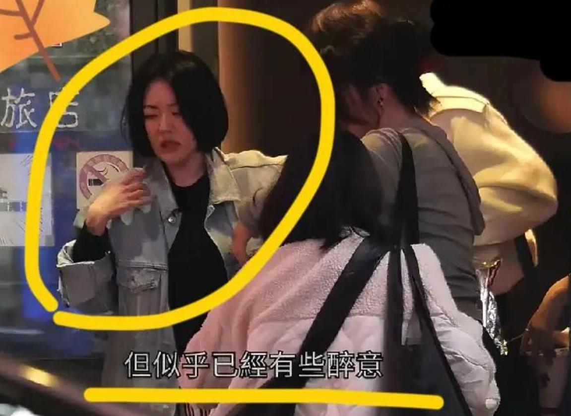 小S回应街头崩溃大哭：是想我姐了，网友不买账。
3月17日晚，录完节目的小S，喝