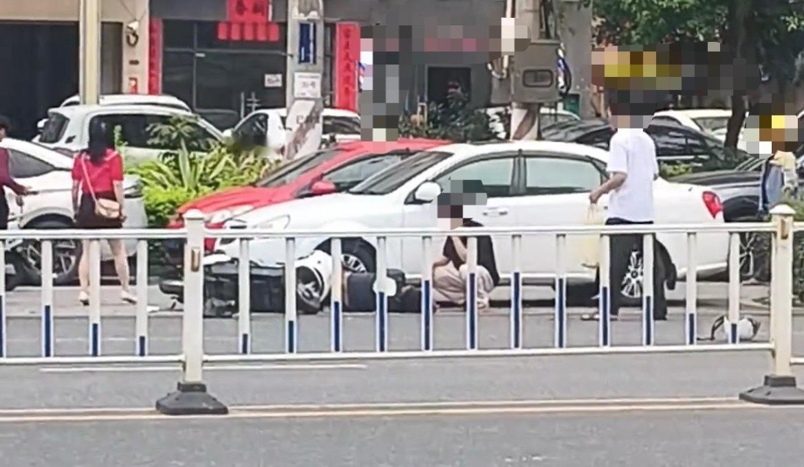 【玉林某冠超市旁电车被汽车撞飞人受伤】4月21日，玉林市某冠超市门口旁边一辆电动