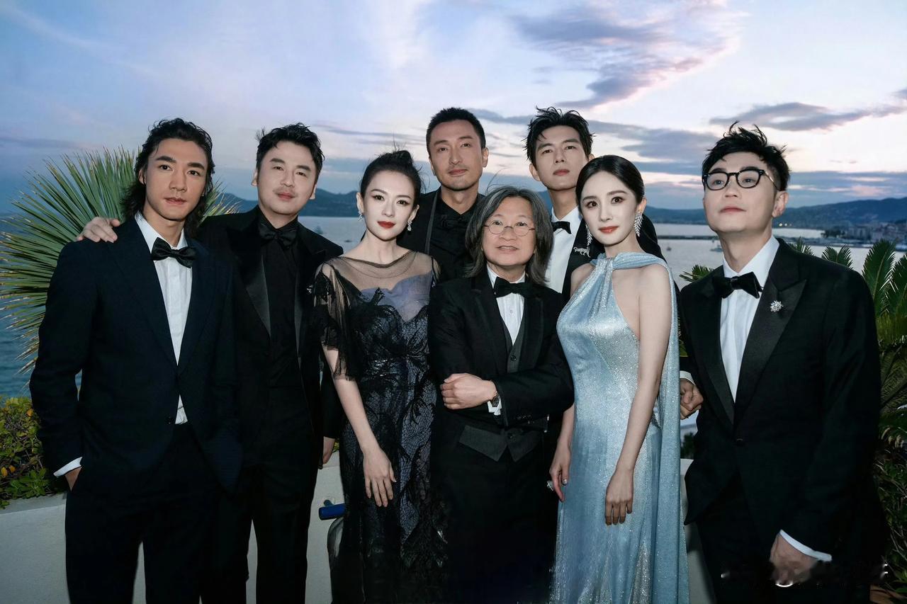 《酱园弄》戛纳红毯这张合照挺有意思的！
1.章子怡的电影脸更高级；
2.杨幂的身