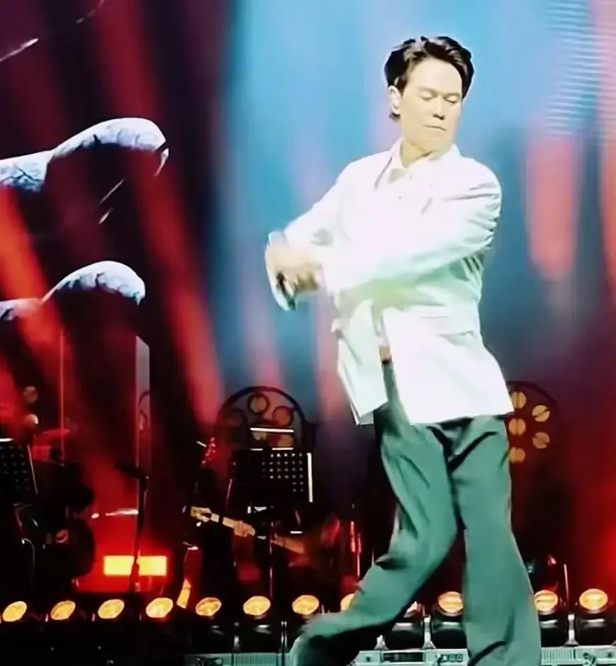 马健涛在星动之夜边唱新歌边跳舞，手脚像刚装上的配件，节拍到了身子还在犹豫，台下笑