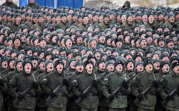 美国四处用兵没垮，俄罗斯硬顶压力没倒，以色列四面受击仍然活着；可翻遍历史就会发现
