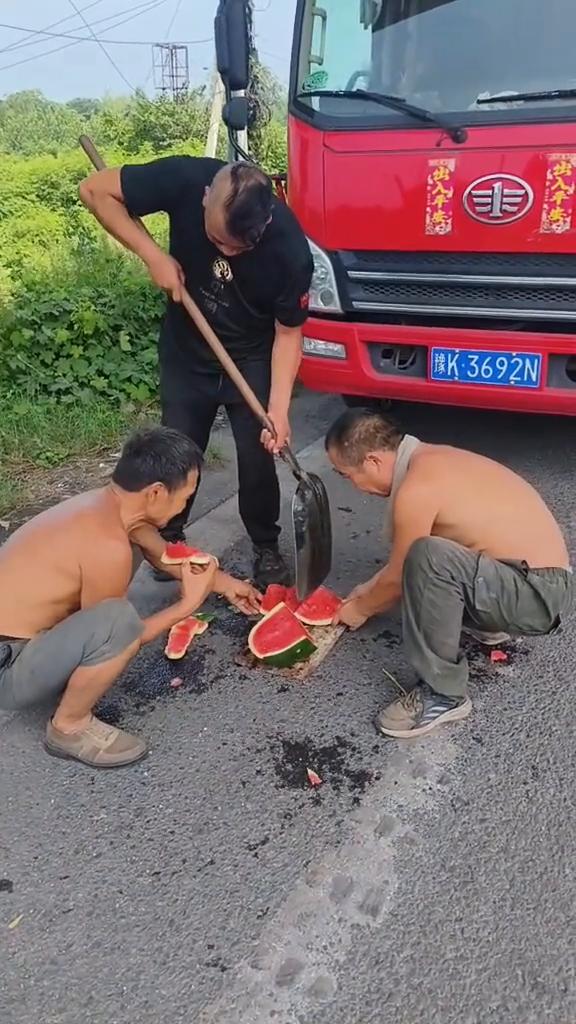 伙计们，来吃瓜。你看这吃瓜，这是现堆的，都不用使刀，悬的很，这比切割机还厉害。