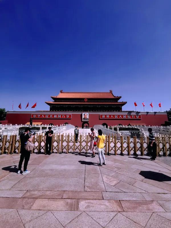 今年五一，我的相册里也有张舍不得删的照片。那是在景区的一个小角落，一位卖气球的大