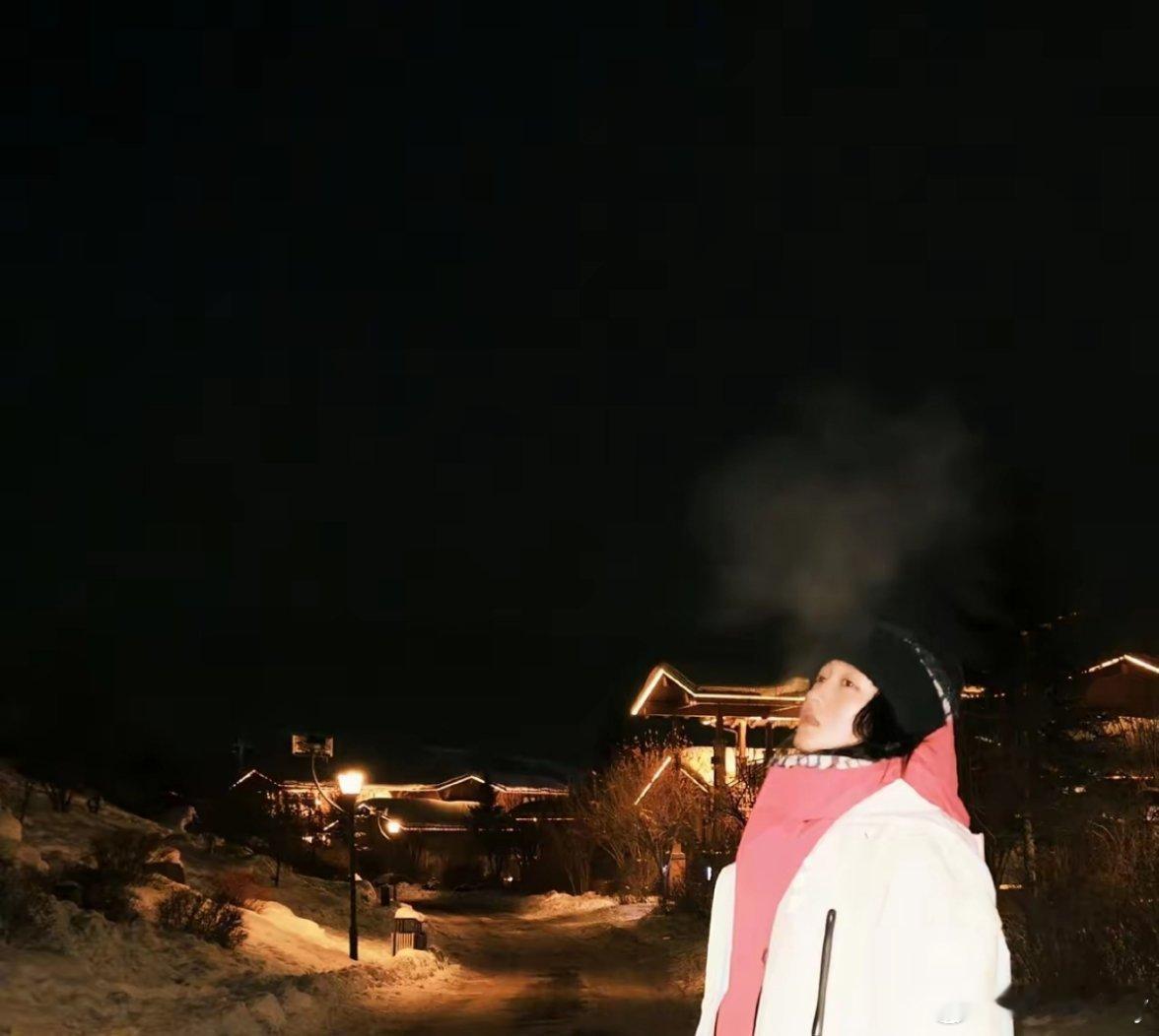 1月27日，关晓彤分享东北度假日常手握六部待播剧丝毫不慌，我发现关晓彤是个很会爱