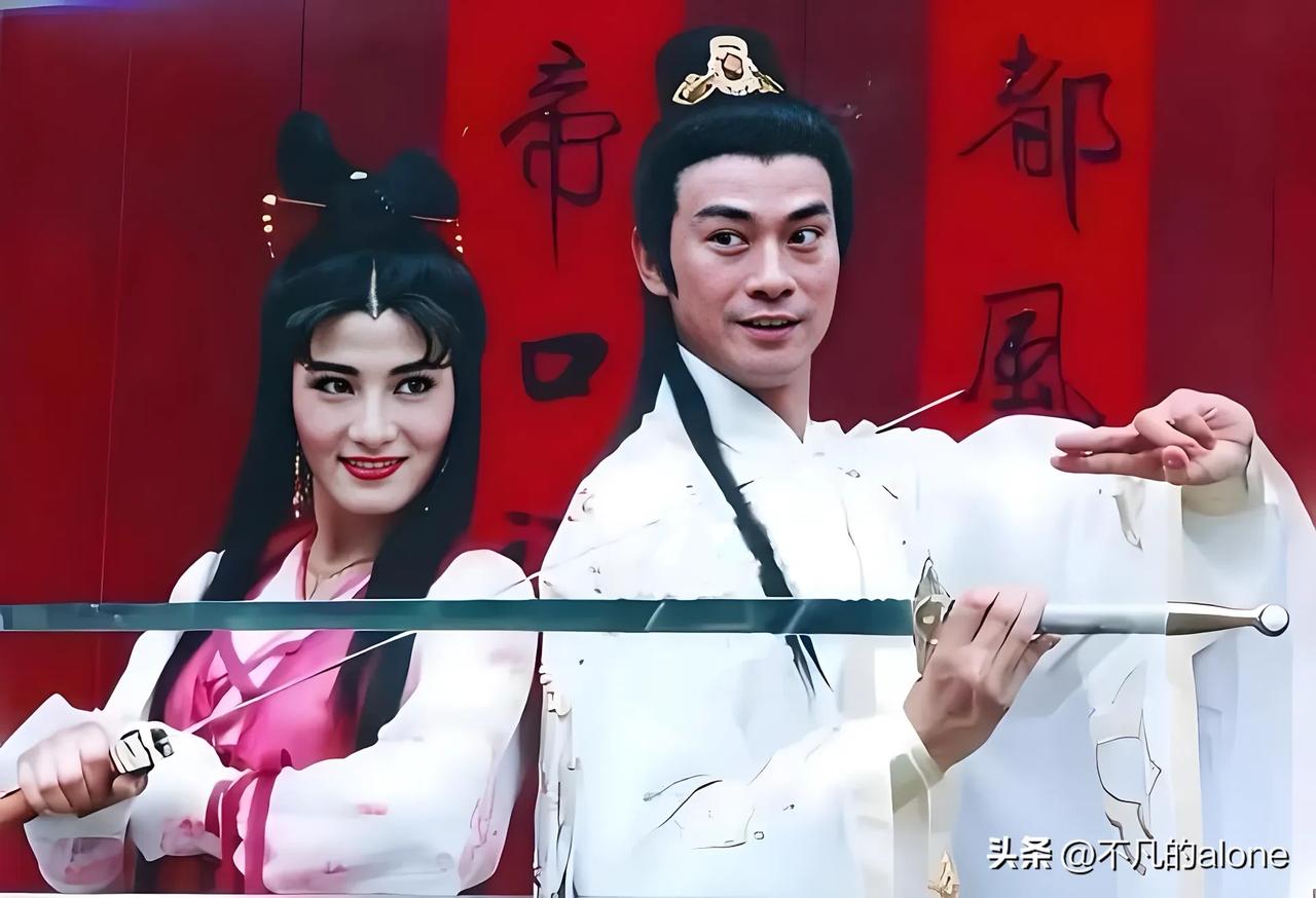 3月26日，演员杨丽菁更新生活动态，并配文“祝福秋哥”。

她晒出9张剧照，其中