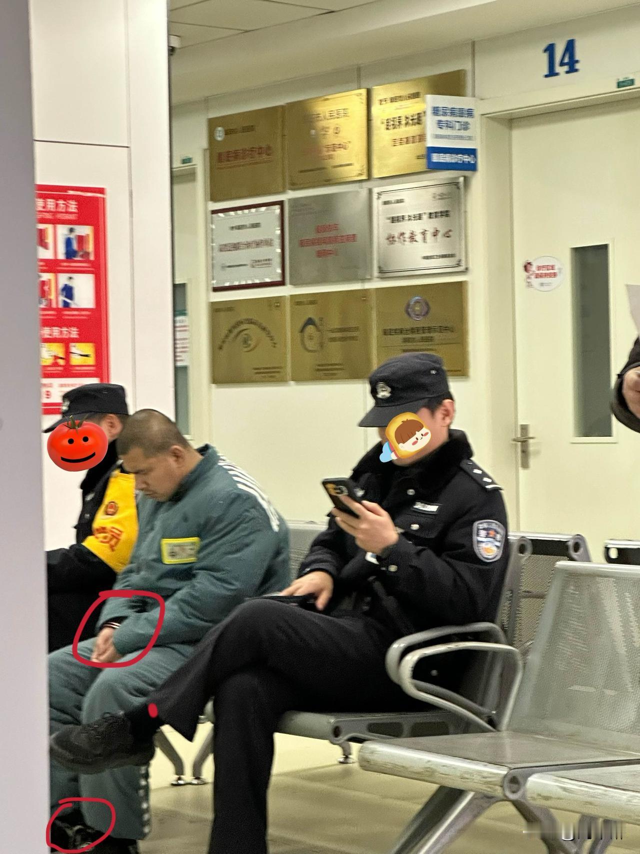 看到这阵仗，
确实感觉这犯人不简单！
戴着脚镣手铐，
还有几名警察寸步不离地押解