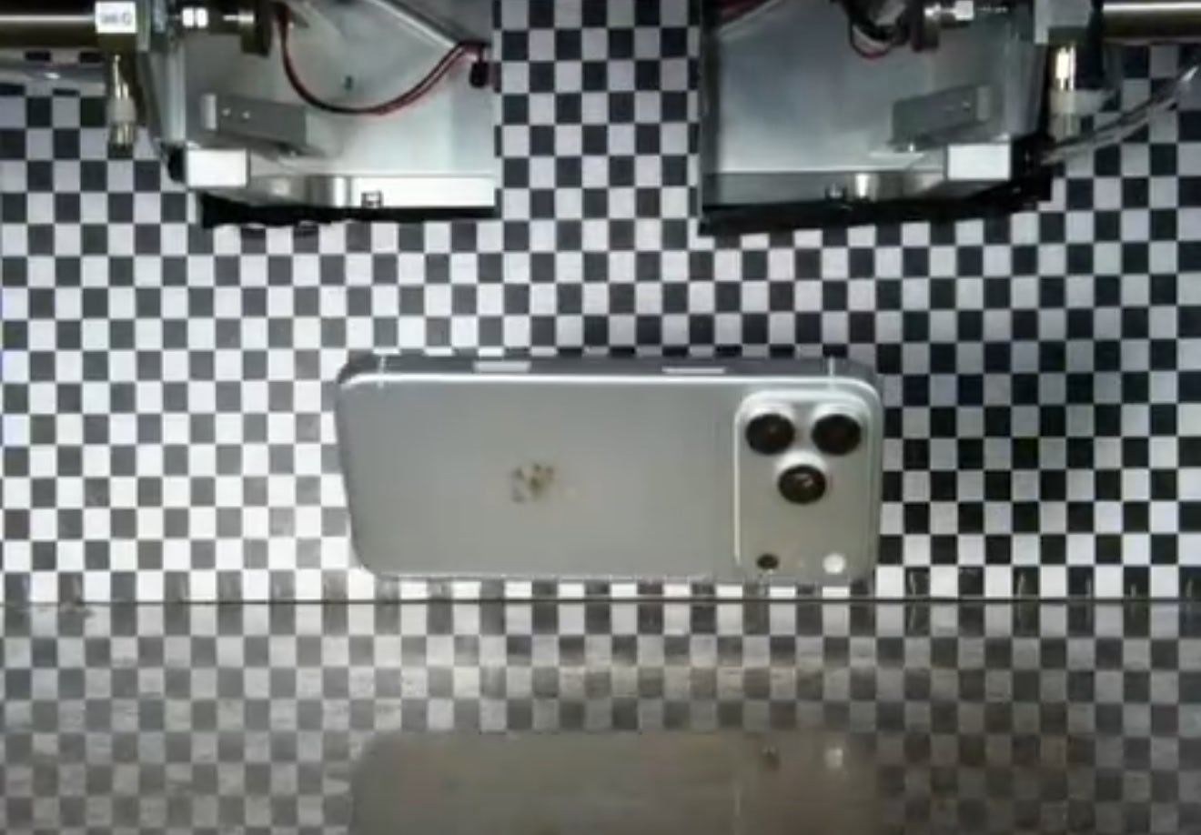 iPhone18ProMax跌落测试视频泄露整体外观设计变化不大，但是机身看着似
