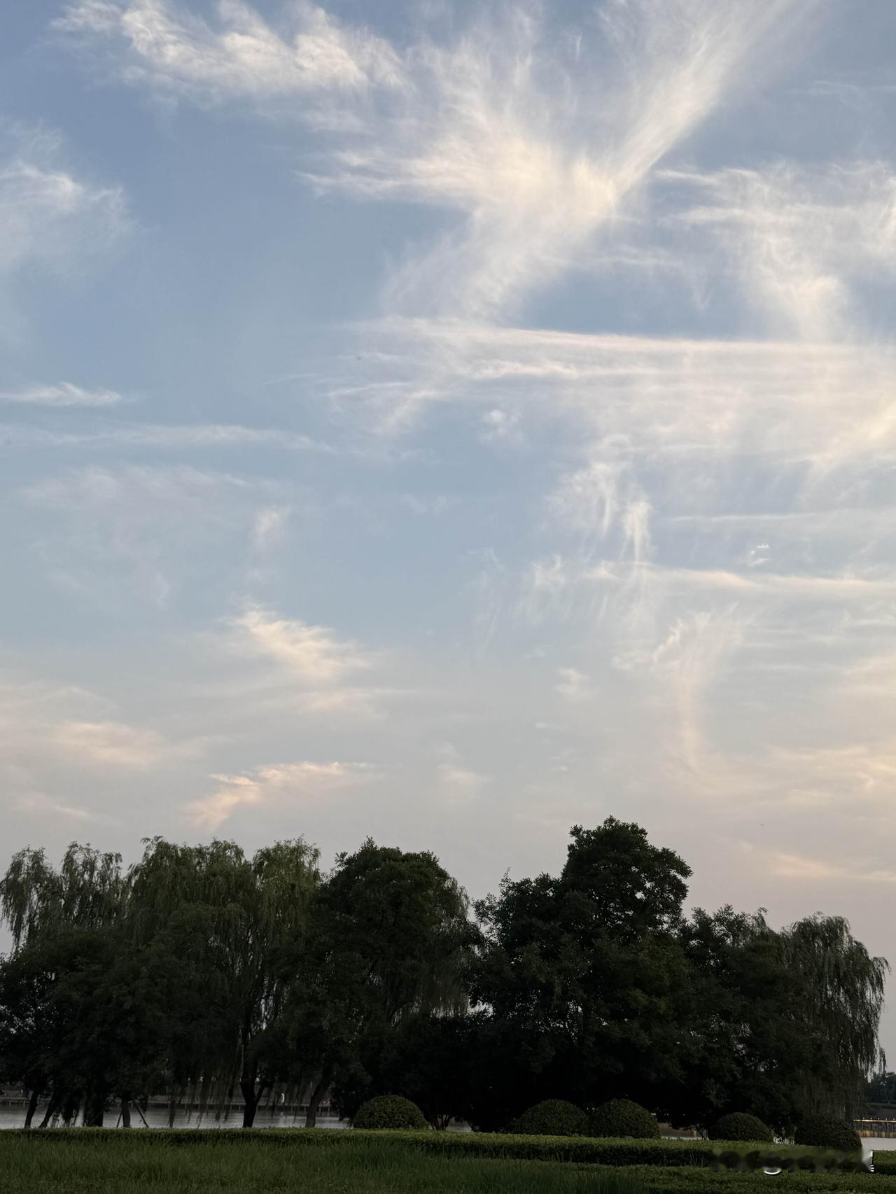 可以分享一张你拍的天空美照吗喜欢随手拍，拍一拍天空，拍一拍日落，拍一拍月亮，心情
