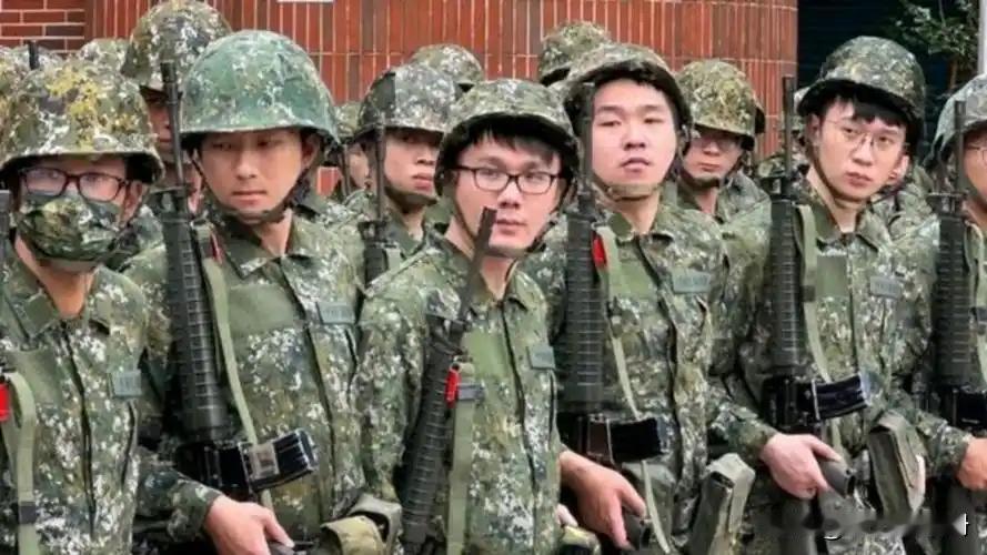 大陆还未开战，台湾大批军官连夜退伍辞职！由于解放军军舰每天在台岛附近出没，导致台