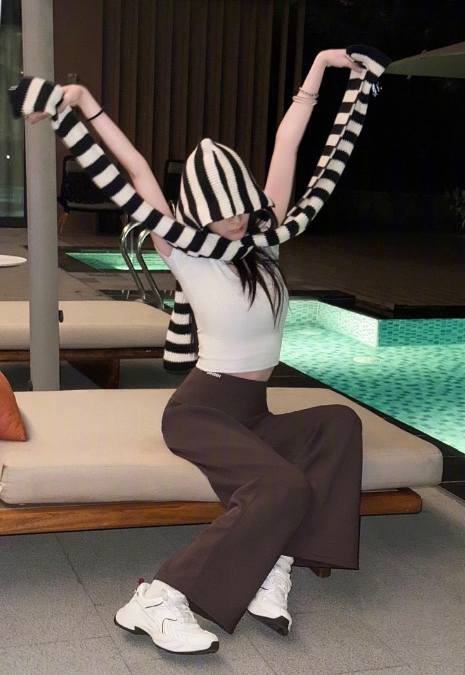 杨幂 其实不算新pose，不过还是一模一样，可以做正面的托举立牌了